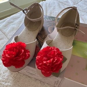 NWT Joyfolie Girls “Tango of Roses” Tan Shoes w/ Red Floral Accent Size 1